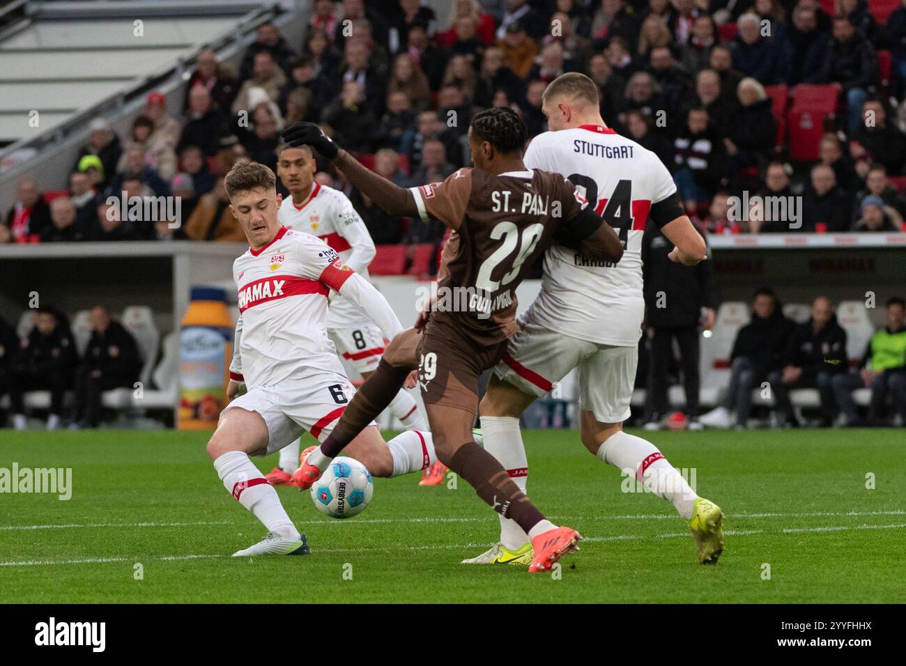 v. li. im Zweikampf Angelo Stiller (VfB Stuttgart, #06), Morgan Guilavogui (FC St. Pauli, #29), Jeff Chabot (VfB Stuttgart, #24) GER, VfB Stuttgart vs. FC St. Pauli, Fussball, Herren, 1. Bundesliga, 15. Spieltag, Spielzeit 2024/2025, 21.12.2024, DFL/DFB-VORSCHRIFTEN VERBIETEN JEDE VERWENDUNG VON FOTOGRAFIEN ALS BILDSEQUENZEN UND/ODER QUASI-VIDEO, Foto: Eibner-Pressefoto/Wolfgang Frank Stockfoto