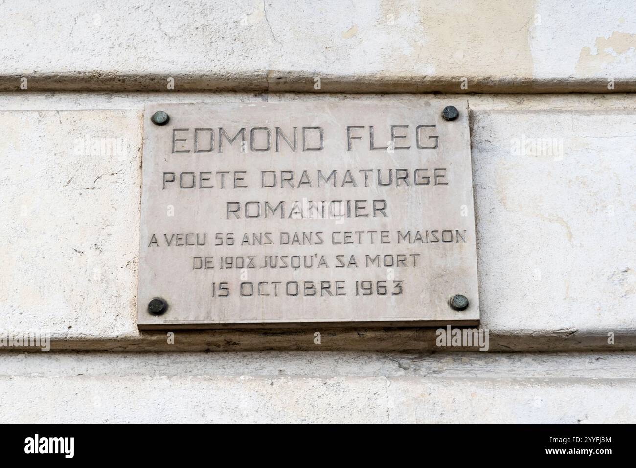 Plakette am Haus in Paris am Quai aux Fleurs, das von dem Dichter, Dramatiker und Schriftsteller Edmond Fleg 56 Jahre lang von 1908 bis zu seinem Tod 1963 besetzt wurde Stockfoto