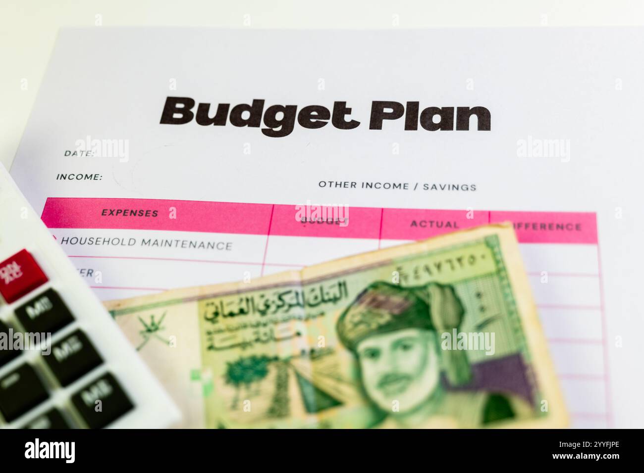Planen eines Haushaltsbudgets mit omanischer Währung und Rechner. Verwaltung von Aufwendungen und Erträgen für die Finanzstabilität. Stockfoto