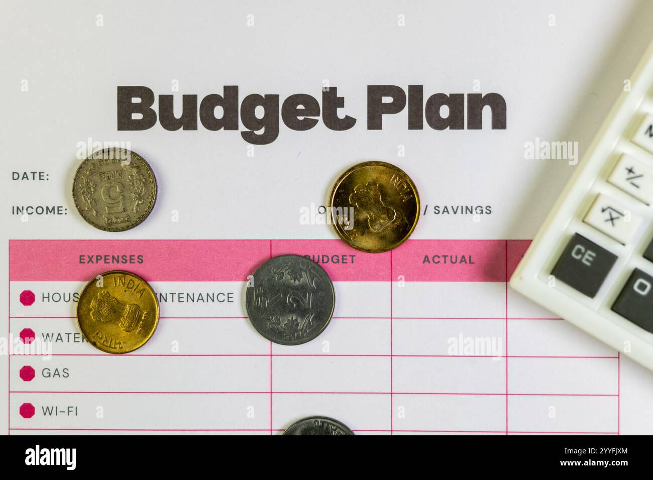 Budgetplan, indische Rupien und Taschenrechner. Erfassen Sie Einnahmen, Ausgaben und Einsparungen. Finanzplanungskonzept. Stockfoto