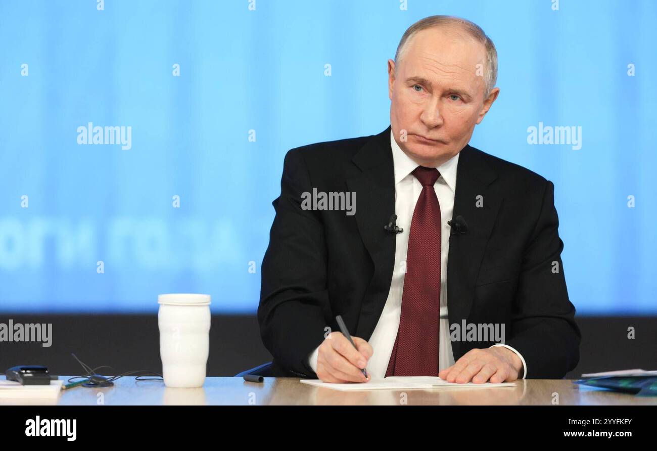 Jahrespressekonferenz und Buergersprechstunde mit Russland Praesident Wladimir Putin Jahrespressekonferenz und Buergersprechstunde mit Russland Praesident Wladimir PUTIN Wladimir PUTIN Praesident Russland, Ergebnisse des Jahres mit Wladimir Putin am 20.12,2024 in Moskau. Foto:der Kreml Moskau über die SVEN SIMON Fotoagentur GmbH & Co. Pressefoto KG Prinzess-Luise-Str.. 41 45479 M u e l h e i m / R u h r Tel. 0208/9413250 Fax. 0208/9413260 GLS Bank BLZ 430 609 67 Kto. 4030 025 100 IBAN DE75 4306 0967 4030 0251 00 BIC GENODEM1GLS www.svensimon.net Moskau Russland *** jährliche Pressekonferenz und Citiz Stockfoto