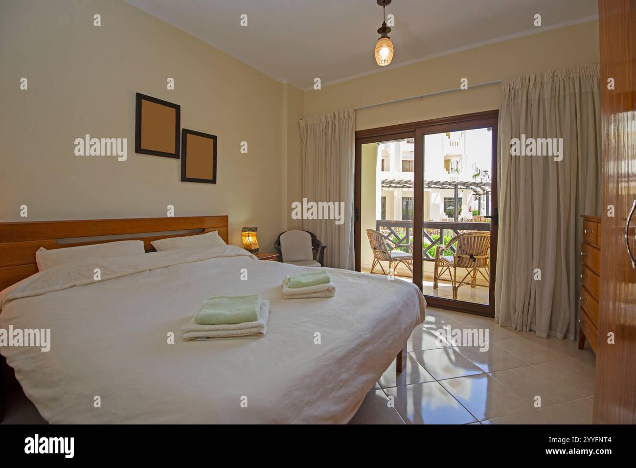 Inneneinrichtung Einrichtung Einrichtung von luxuriösem Schauzimmer mit Möbeln und Doppelbett mit Kleiderschrank und Balkon Stockfoto