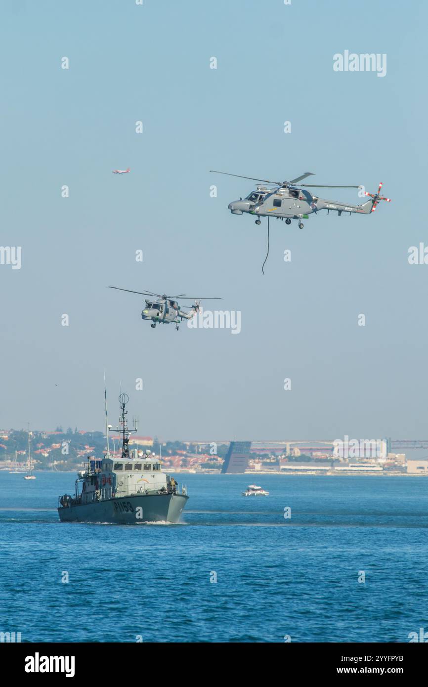 Westland Lynx Militärhubschrauber und Patrouillenschiff NRP Cassiopeia von der portugiesischen Marine auf der Oeiras Air Show Stockfoto