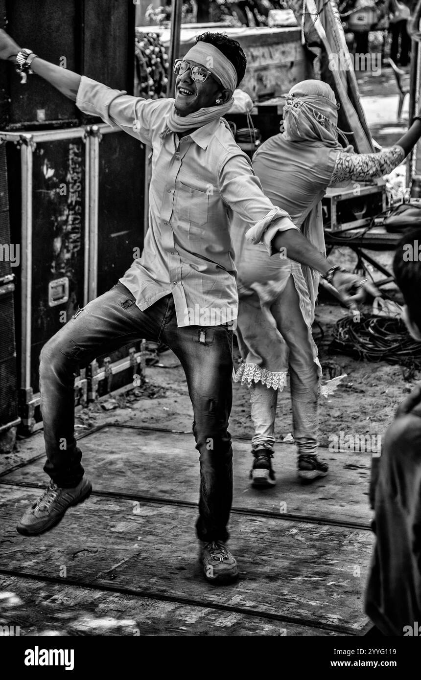 Pilger tanzen in einer Ruhezone auf dem Weg zur Ramdevra Messe, Rajasthan, Indien. September 2015 Stockfoto