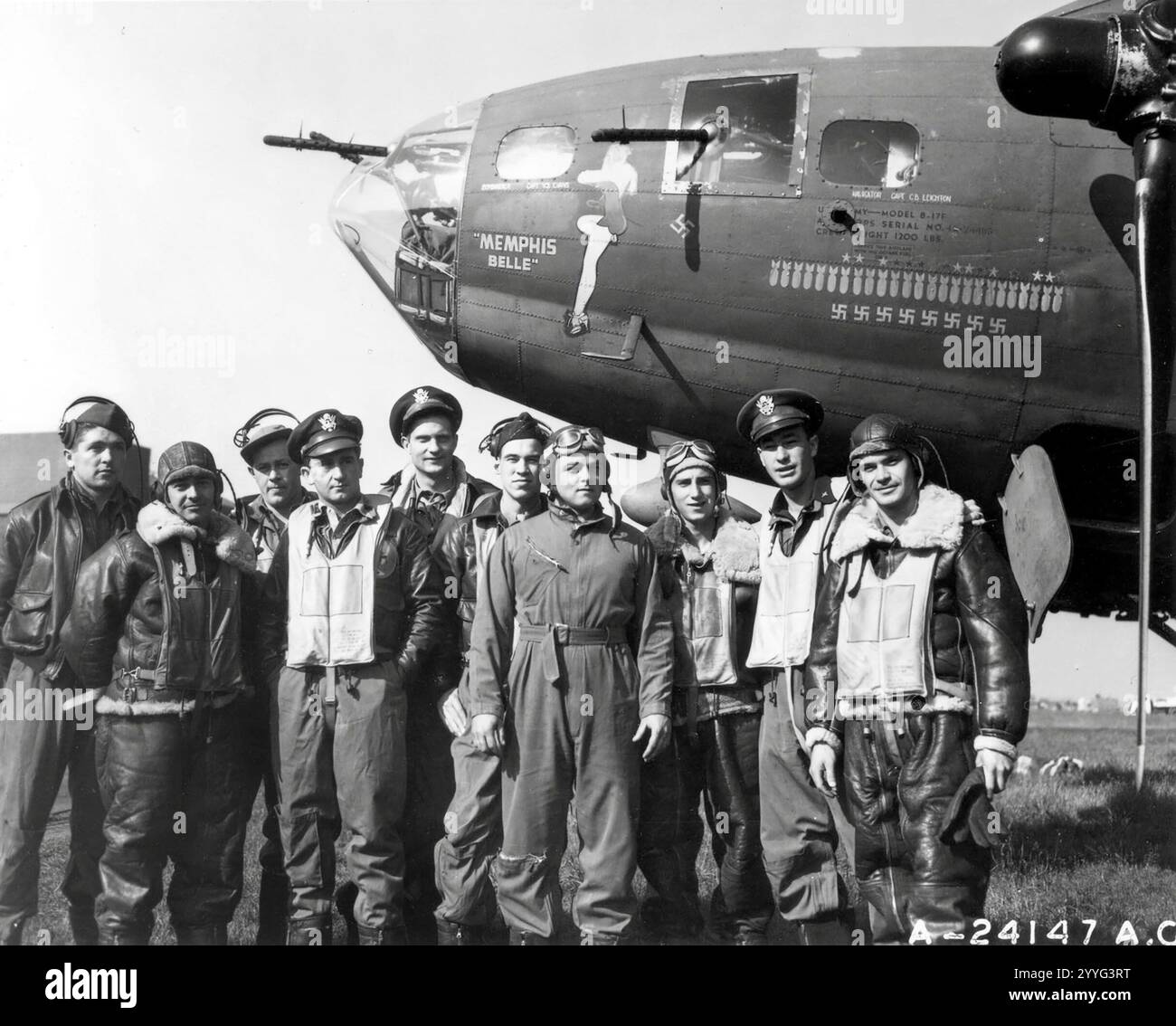 2. Weltkrieg: Die Besatzung der B-17 Flying Fortress 'Memphis Belle' wird auf einem Luftwaffenstützpunkt in England gezeigt, nachdem sie am 7. Juni 1943 25 Missionen über feindliches Territorium absolviert hat Stockfoto