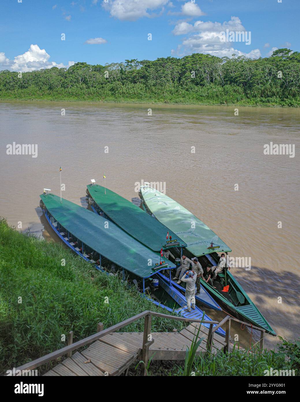 Tambopata, Peru - 25. November 2024: Boote auf dem Tambopata-Fluss im peruanischen Amazonas-Regenwald Stockfoto