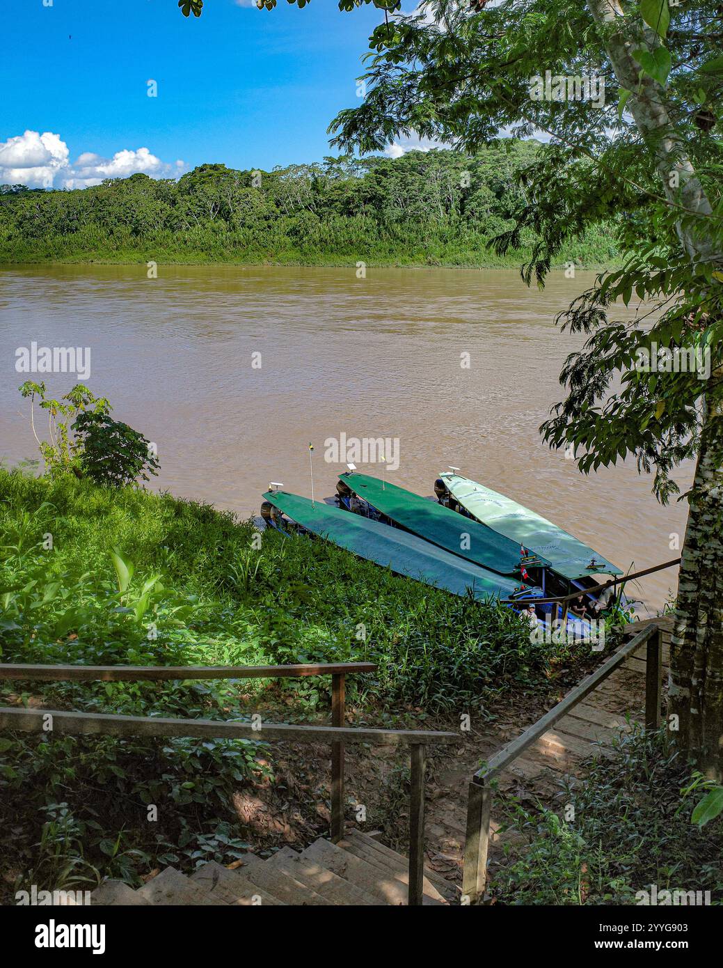 Tambopata, Peru - 25. November 2024: Boote auf dem Tambopata-Fluss im peruanischen Amazonas-Regenwald Stockfoto