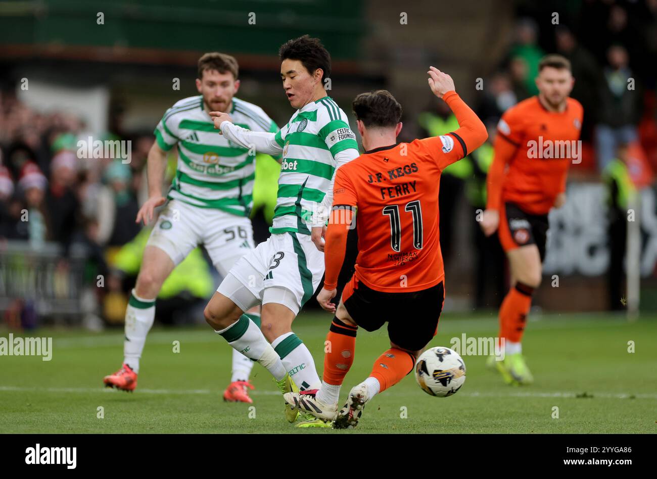 Celtic's Yang Hyun-Jun (Mitte) und Dundee United's will Ferry (rechts) kämpfen um den Ball während des William Hill Premiership Matches im Tannadice Park, Dundee. Bilddatum: Sonntag, 22. Dezember 2024. Stockfoto