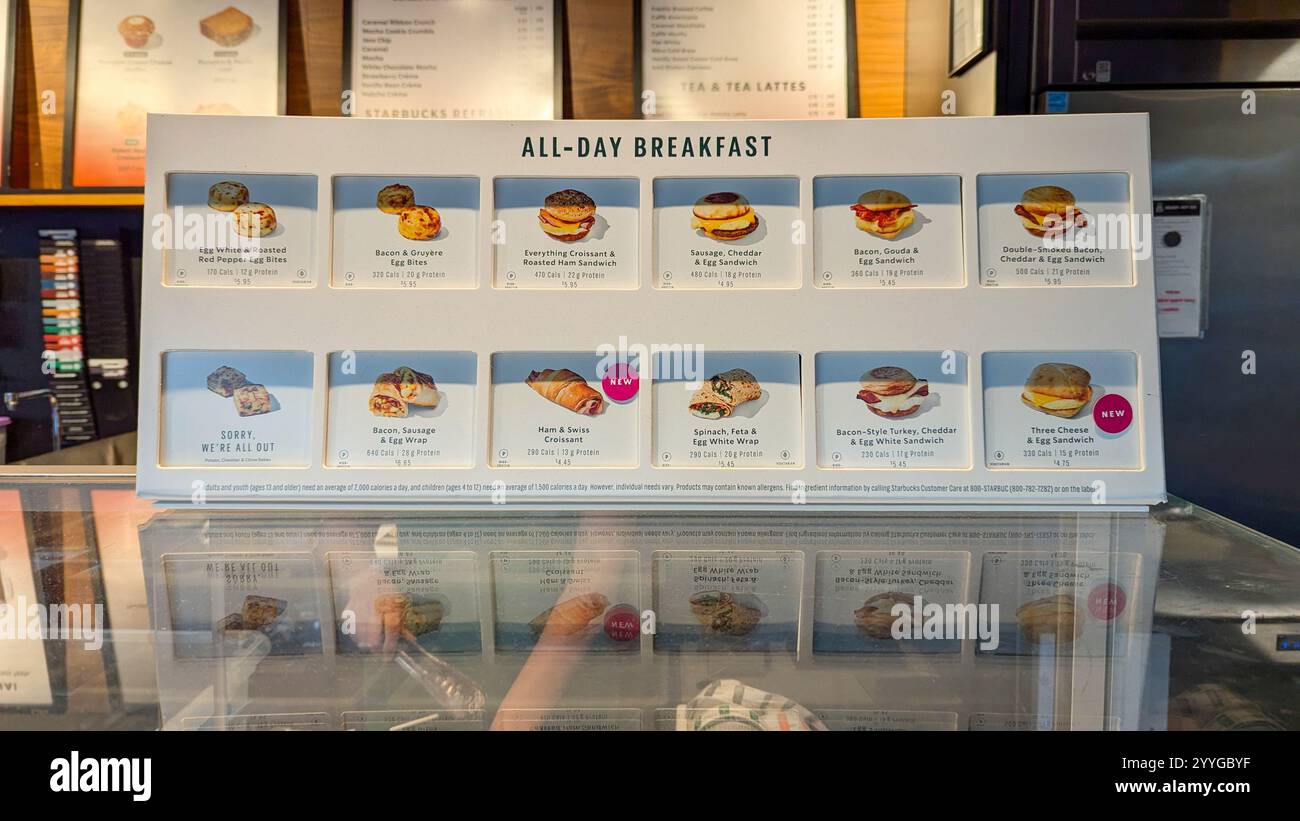Anzeigen der ganztägigen Frühstückspreise im Starbuck Store in Kanada Stockfoto