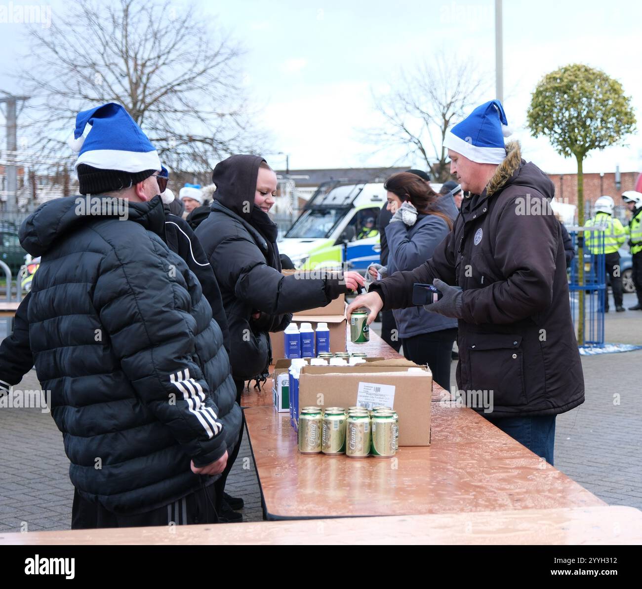 King Power Stadium, Leicester, Großbritannien. Dezember 2024. Premier League Football, Leicester City gegen Wolverhampton Wanderers; Leicester City Fans erhalten ihre kostenlosen Erfrischungen vor dem Start. Credit: Action Plus Sports/Alamy Live News Stockfoto