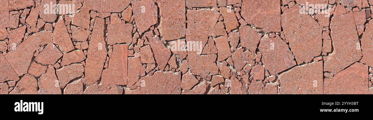 Flache Steine in der Wand. Dies ist eine Textur für den Konstrukteur. Panoramahintergrund Stockfoto