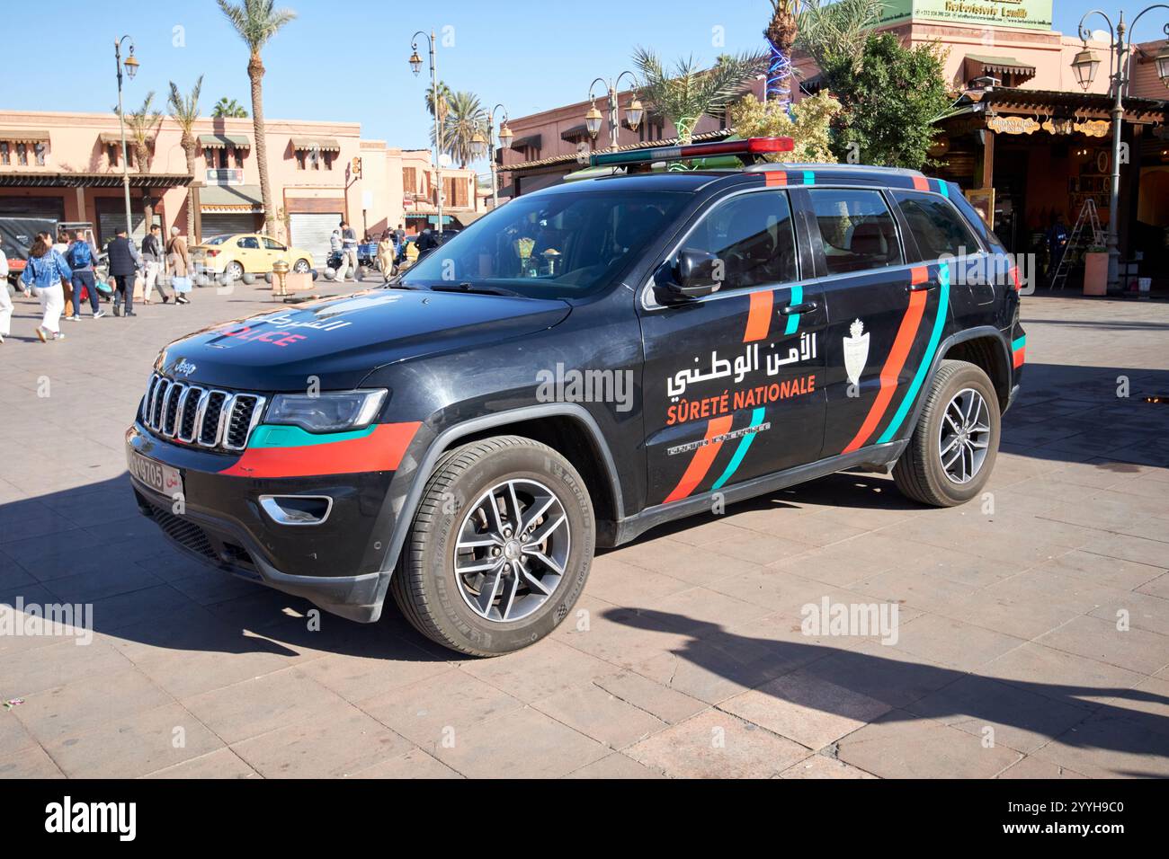 Schwarzer Jeep cherokee von der surete National Police Force von marokko Tinsmiths Square Touristengebiet jüdisches mellah marrakesch, marokko Stockfoto