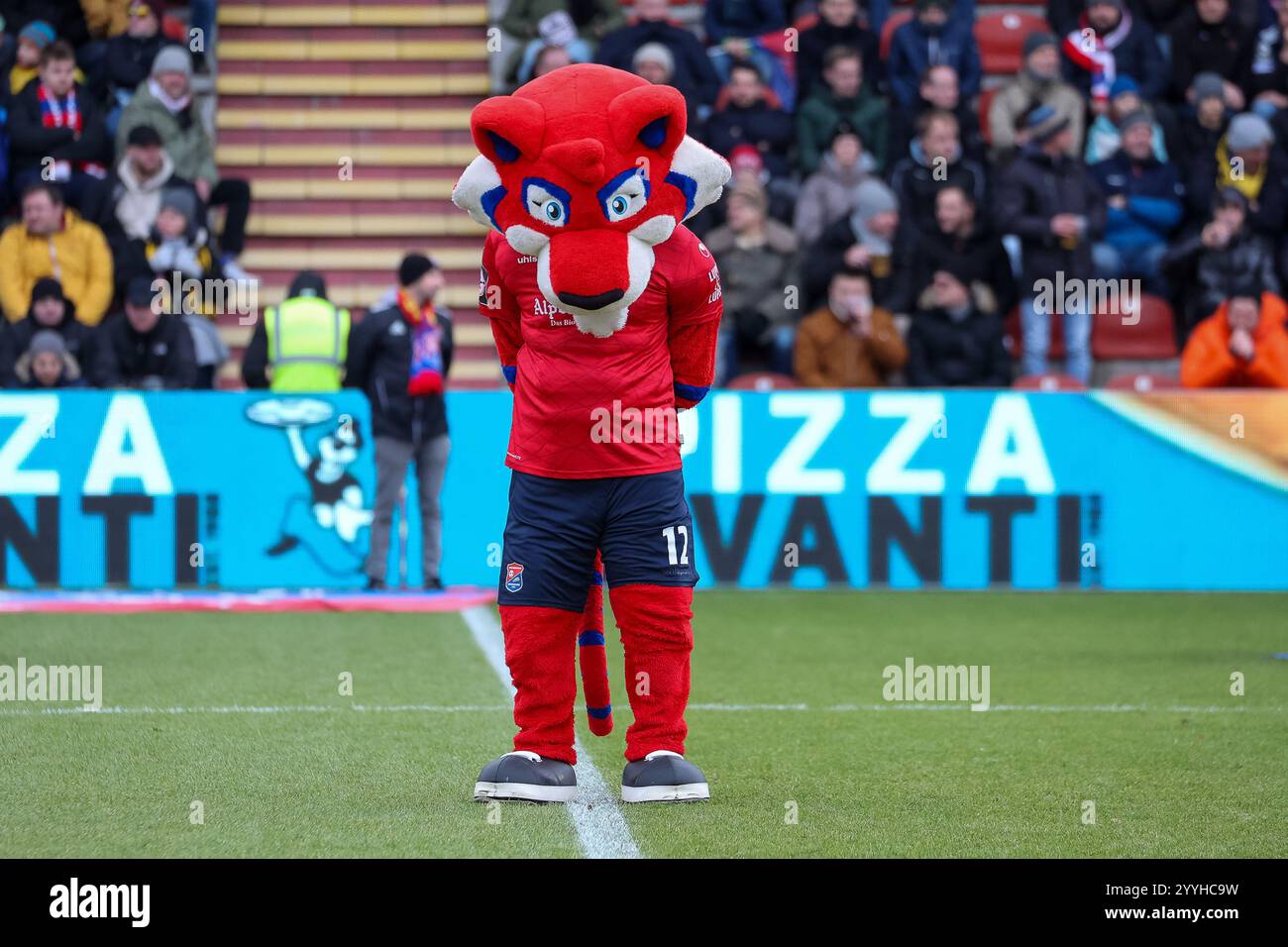 Maskottchen Fonsi von der SpVgg Unterhaching vor der Schweigeminute für die Opfer aus Magdeburg vor dem Spiel, GER, SpVgg Unterhaching vs. Dynamo Dresden, Fussball, 3. Liga, 19. Spieltag, Saison 2024/2025, 21.12.2024, DFL-VORSCHRIFTEN VERBIETEN JEDE VERWENDUNG VON FOTOGRAFIEN ALS BILDSEQUENZEN, Foto: Eibner-Pressefoto/Jenni Maul Stockfoto