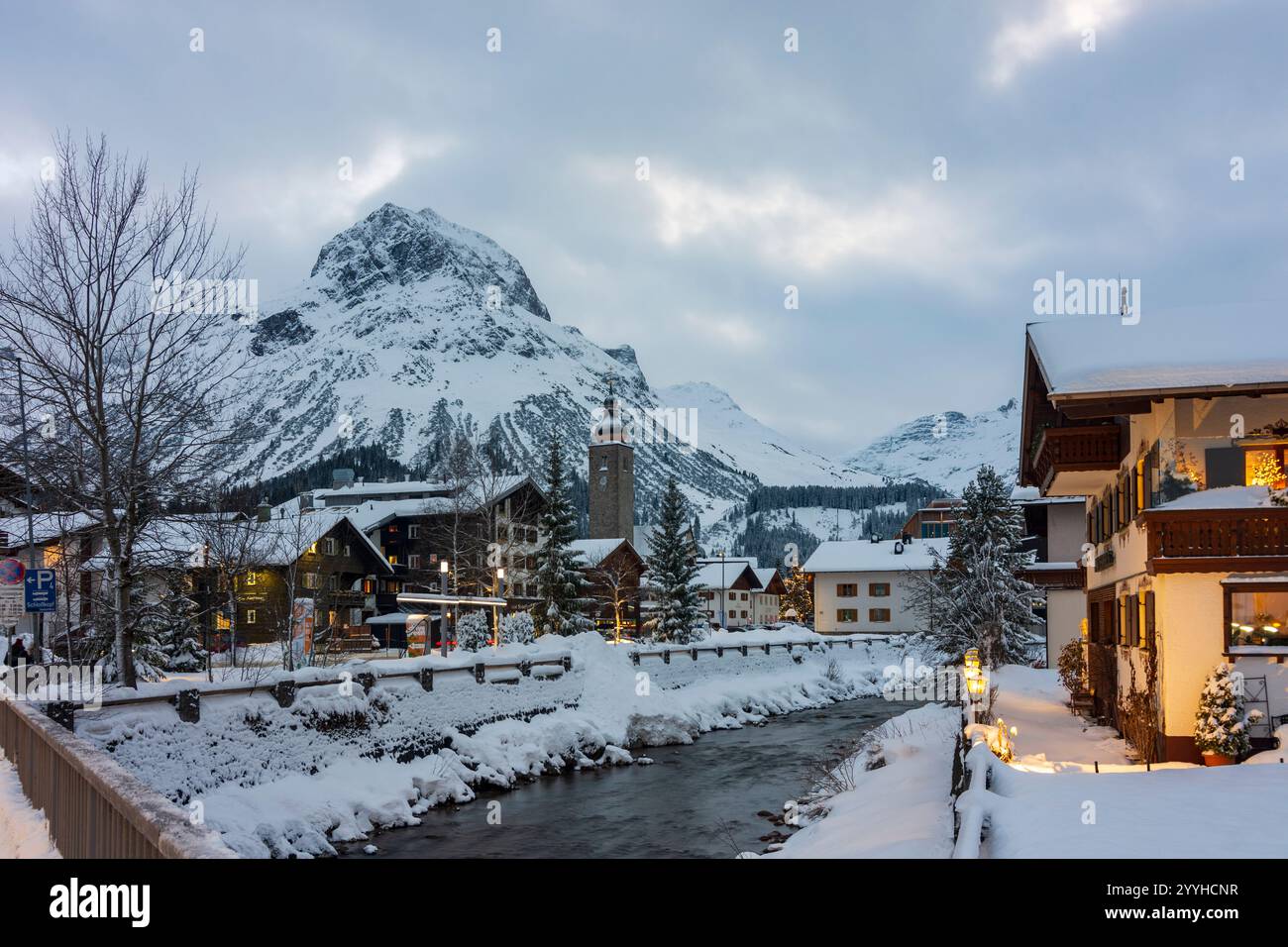 Lech: Winter in Lech, Fluss Lech, Kirche Lech in Arlberg, Vorarlberg, Österreich Stockfoto