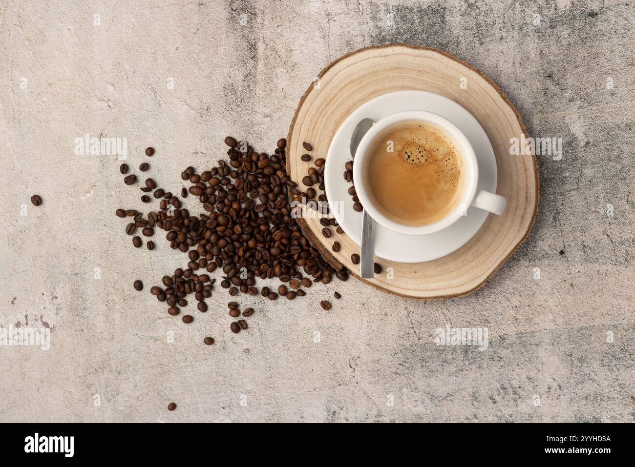 Eine Tasse Americano- oder Espresso-Kaffee mit einer reichhaltigen Crema-Schicht – Tasse und Untertasse werden von oben auf eine Scheibe natürlicher Baumscheibe gelegt Stockfoto