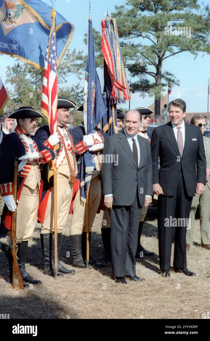 10/19/1981 Präsident Reagan und Präsident Francois Mitterrand von Frankreich bei der Feier der Schlacht von Yorktown in Virginia Stockfoto