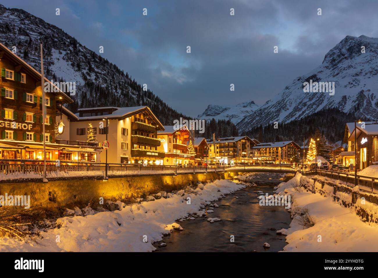 Lech: Winter in Lech, Fluss Lech in Arlberg, Vorarlberg, Österreich Stockfoto