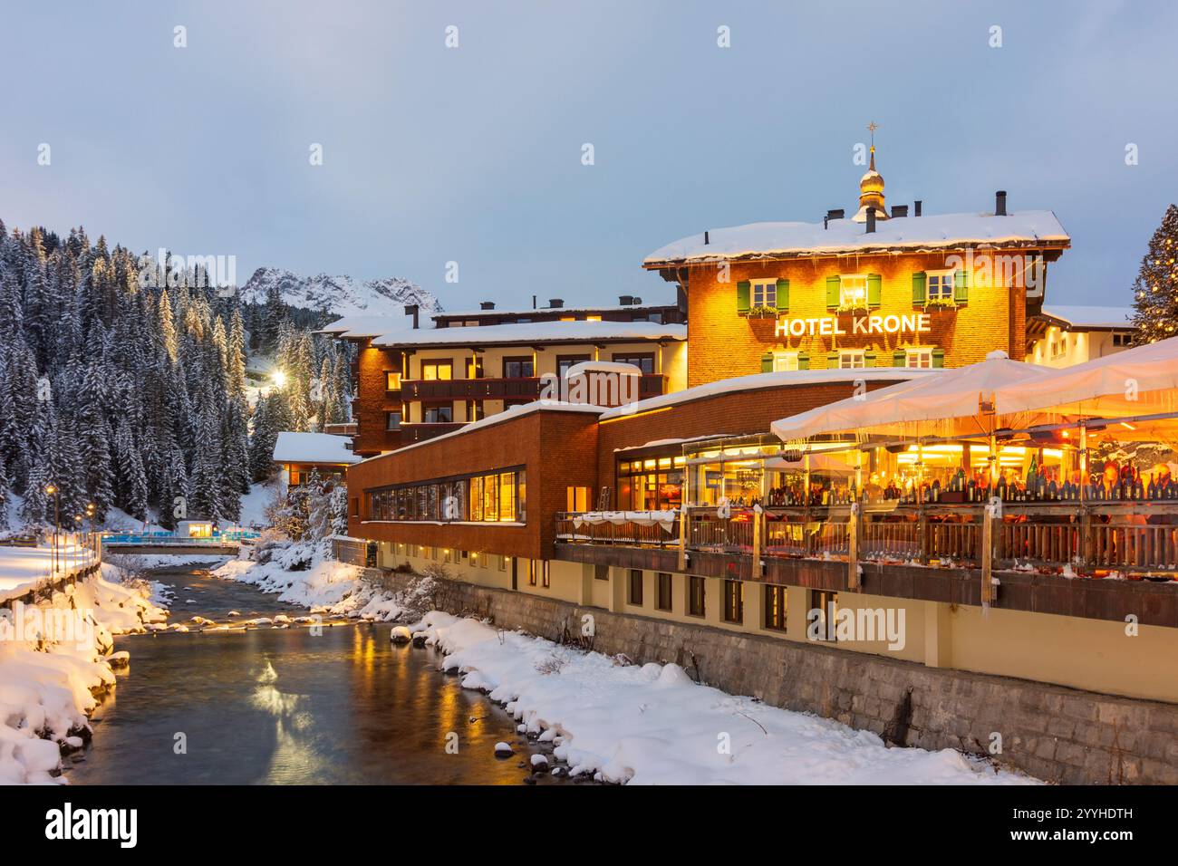 Lech: Winter in Lech, Fluss Lech, Hotel Krone in Arlberg, Vorarlberg, Österreich Stockfoto