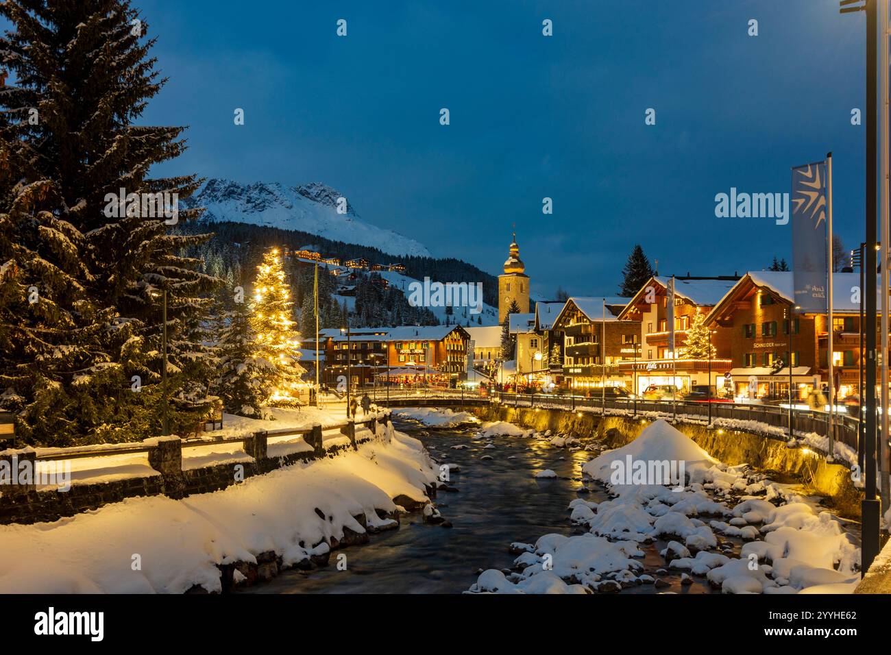Lech: Winter in Lech, Fluss Lech, Kirche Lech in Arlberg, Vorarlberg, Österreich Stockfoto