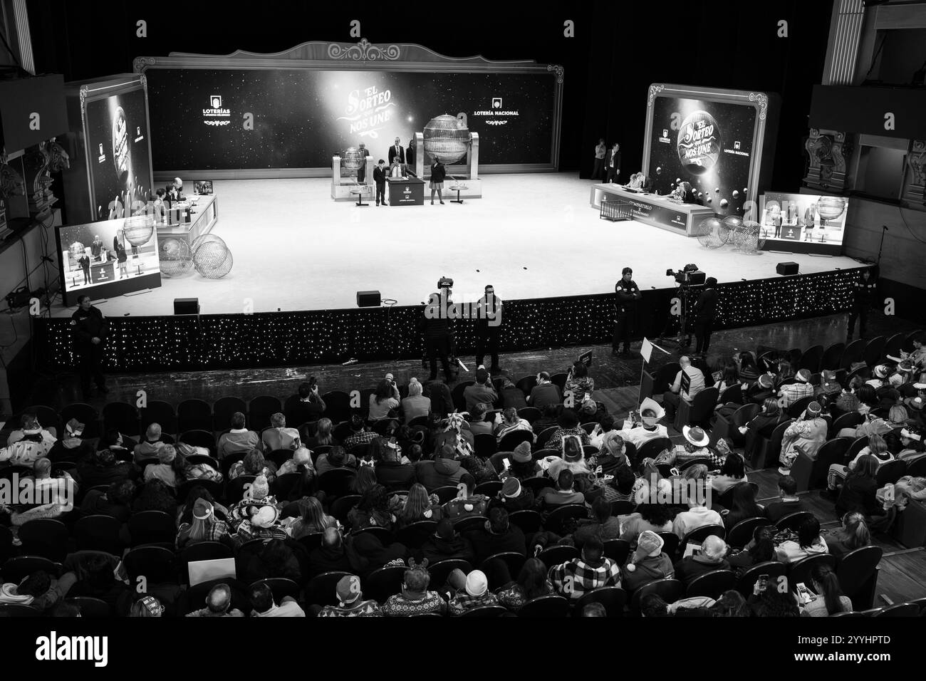 Die Kinder von San Ildefonso singen die Lotteriebälle mit den Zahlen der außerordentlichen Verlosung der Weihnachtslotterie „El Gordo“ am 22. Dezember 2024 im Teatro Real in Madrid, Spanien. Stockfoto