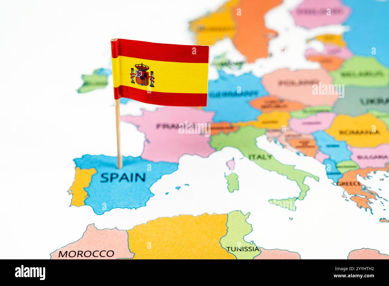 Eine Karte von Spanien mit der Nationalflagge Spaniens. Die Flagge besteht aus horizontalen Streifen: Rot, gelb und rot. Der gelbe Streifen ist doppelt so breit Stockfoto