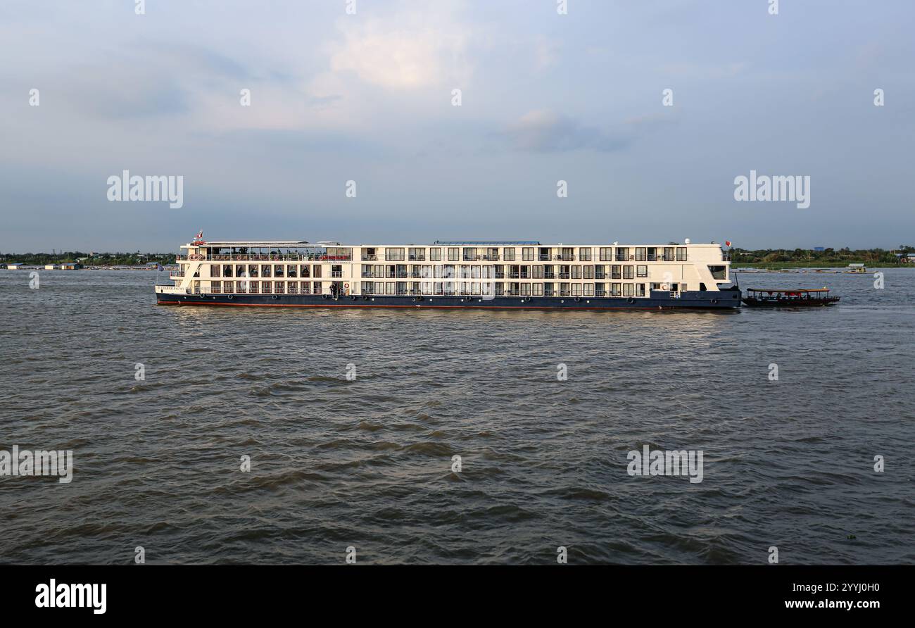 Cai Be, Vietnam. Dezember 2024: Mit maximal 124 Passagieren ist die AmaDara das größte und geräumigste Kreuzfahrtschiff auf dem Mekong, einer der längsten Wasserstraßen Asiens. Das luxuriöse Flussboot, das von September bis April ausgebucht ist, wird von AmaWaterways zwischen Siem Reap (Tonle SAP) und Ho Chi Minh City (My Tho) über Phnom Penh, Kambodschas Hauptstadt, betrieben. Seit der Aufhebung der Gesundheitsbeschränkungen regt die starke Nachfrage die Investitionen der Kreuzfahrtschiffe in der Region an, die neue Schiffe bauen wollen. AmaDaras Schwesterschiff AmaMaya wird 2026 die Mekong segeln. Quelle: Kevin Izorce/Alamy Live News Stockfoto