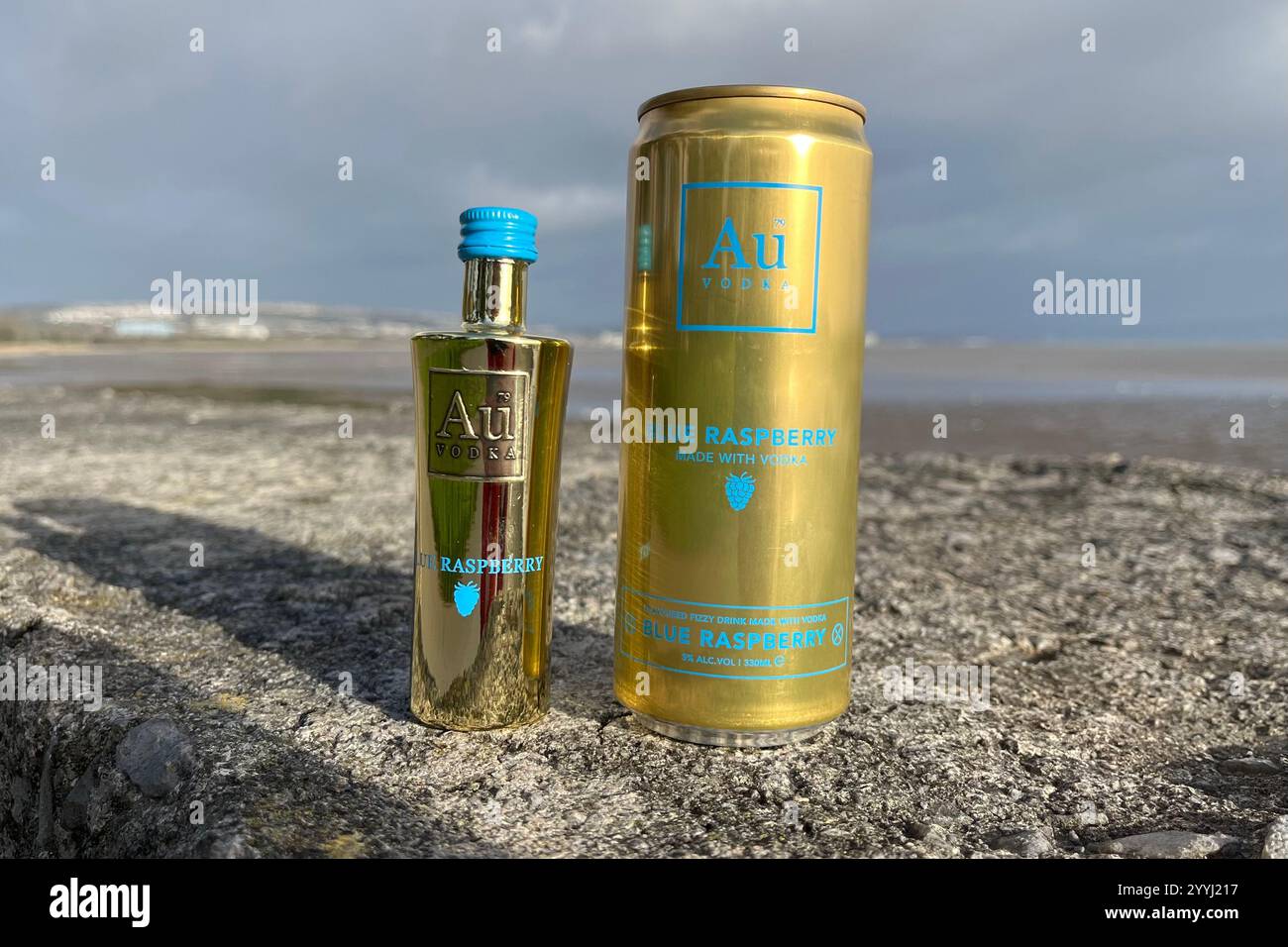 Ein 5 ml Au Vodka Blue Raspberry Miniature und ein 330 ml Au Vodka Blue Raspberry Pre-Mixed Canin. - Smartphone-aufgenommenes Stockfoto