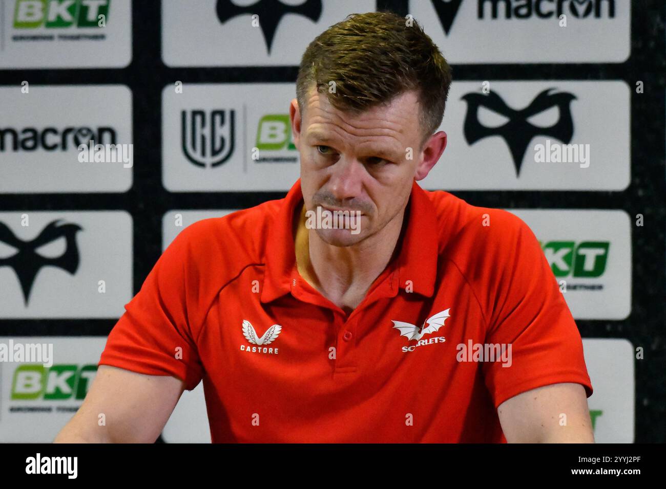 Swansea, Wales. 21. Dezember 2024. Scarlets Head Coach Dwayne Peel während der Pressekonferenz nach dem United Rugby Championship (URC) Round 8 Spiel zwischen Ospreys und Scarlets im Stadion Swansea.com in Swansea, Wales, Großbritannien am 21. Dezember 2024. Quelle: Duncan Thomas/Majestic Media. Stockfoto