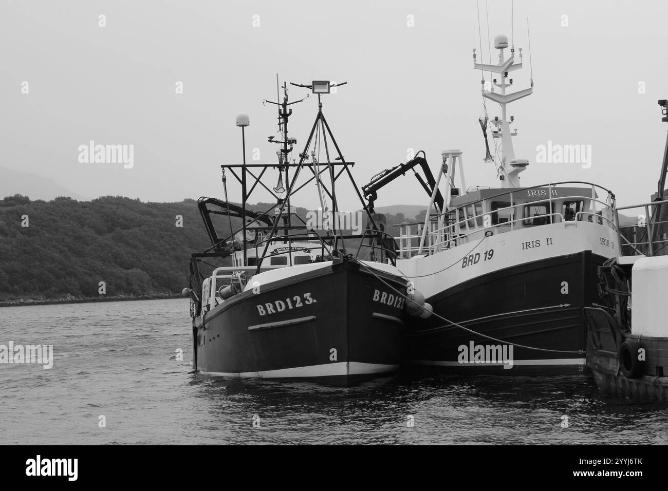 Fischerboote am Pier. Ullapool, Schottland Stockfoto