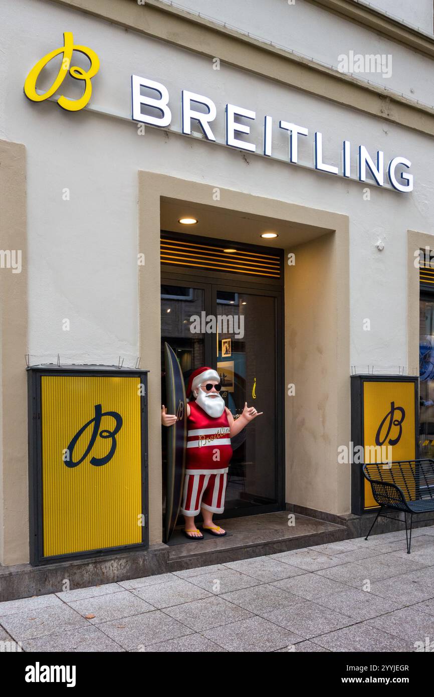 Surfin Santa im Eingangsbereich eines Breitling-Shops in Stuttgart. Surfen Santa Figur am Eingang einer Breitlingfiliale in Stuttgart. Stockfoto