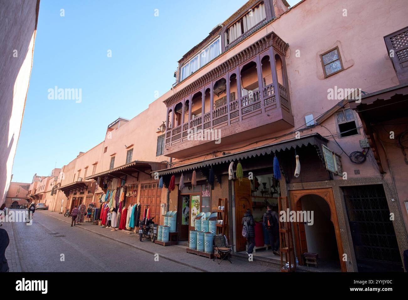 Holzbalkonarchitektur im maurischen Stil in einem Gebäude in der Medina der roten Stadt marrakesch, marokko Stockfoto