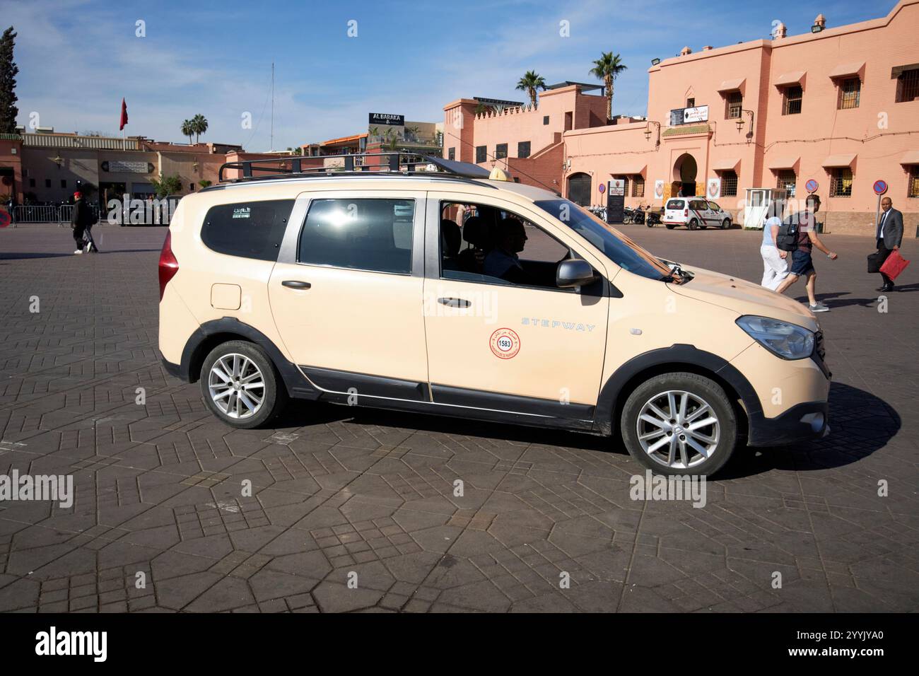 Lokales dacia Stepway Taxi auf dem jemaa el-fna Platz marrakesch, marokko Stockfoto