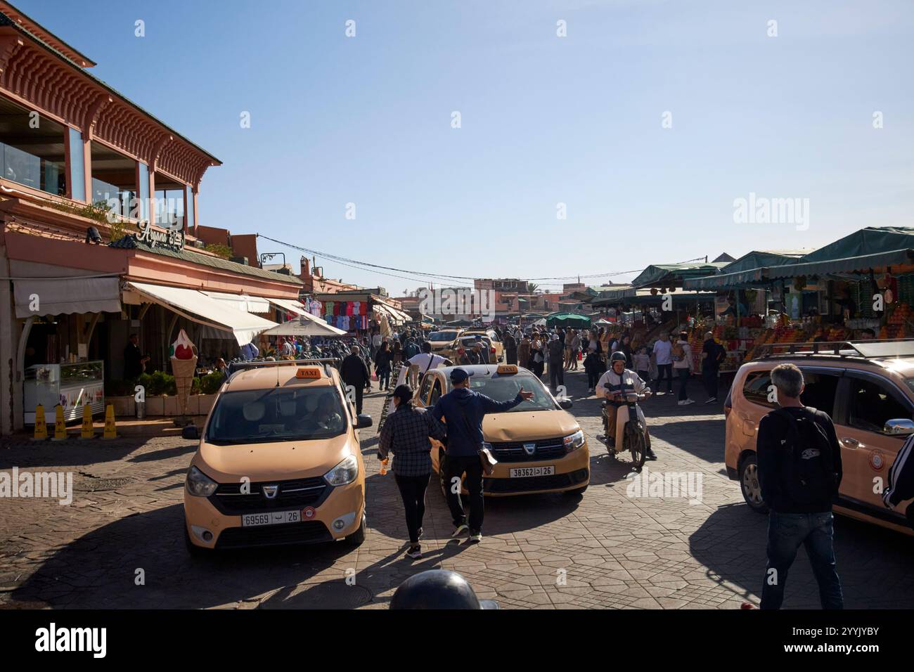 Lokale Taxis vor den morgendlichen Abholpunkten im Café Argana auf dem jemaa el-fna Platz marrakesch, marokko Taxis und Tourgruppen treffen sich hier, weil es f Stockfoto