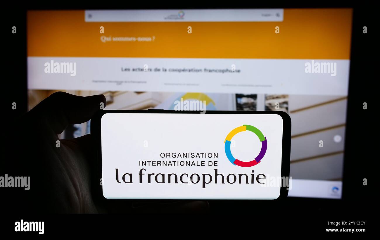 Deutschland. Juni 2024. In dieser Abbildung hält eine Person ein Handy mit dem Logo der Organisation Internationale de la Francophonie vor der Webseite. (Credit Image: © Timon Schneider/SOPA Images via ZUMA Press Wire) NUR REDAKTIONELLE VERWENDUNG! Nicht für kommerzielle ZWECKE! Stockfoto