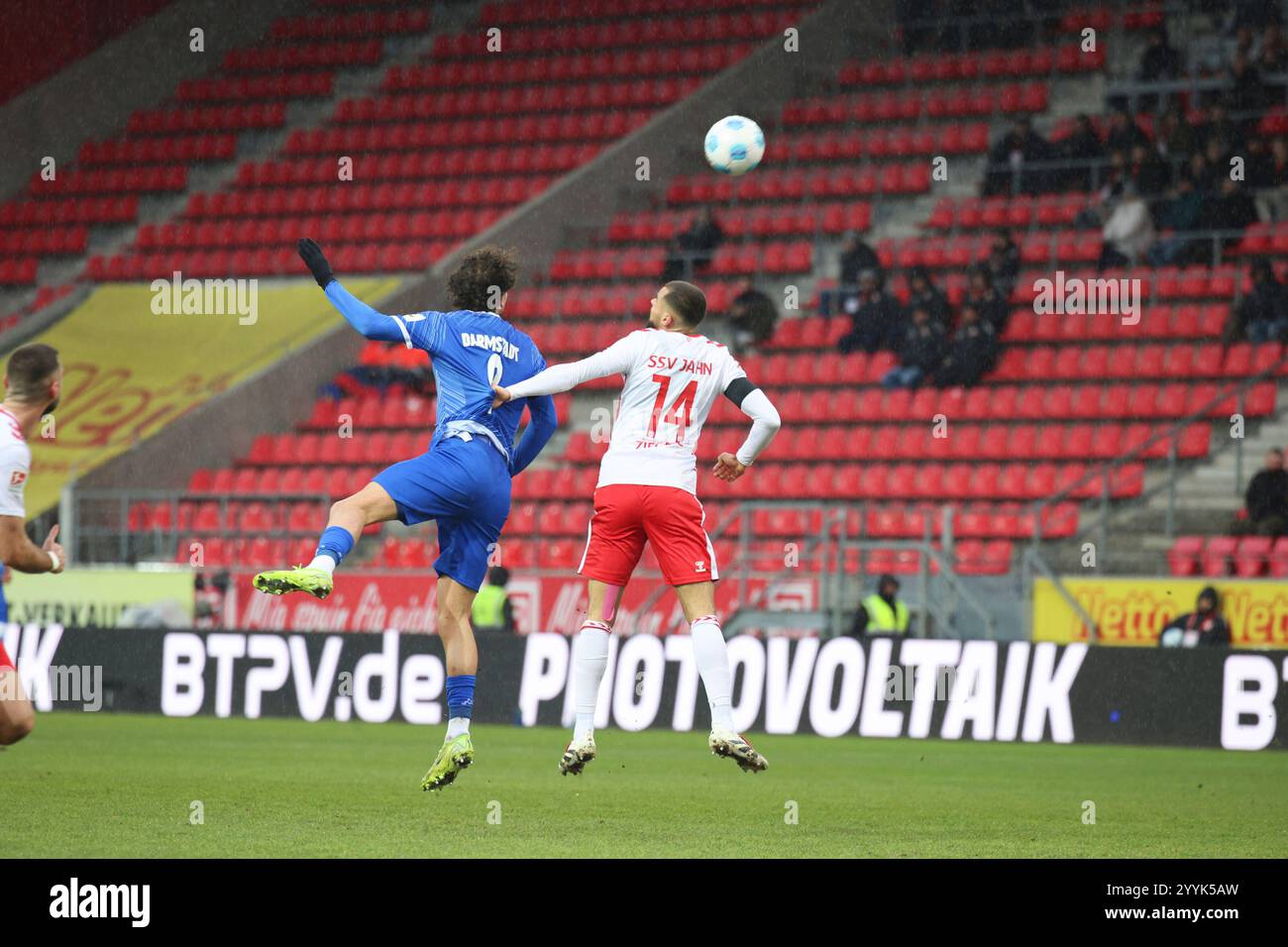 Robin Ziegele (SSV Jahn Regensburg, 14), Fraser Hornby (Darmstadt 1898 e.V., 9), GER, SSV Jahn Regensburg vs. SV Darmstadt 98, Fussball, 2. Bundesliga 17. Spieltag, Spielzeit 2024, 22.12.2024 (DFB DFL-Vorschriften verbieten jede Verwendung von Fotografien als Bildsequenzen und/oder Quasi-Video) Foto: Eibner-Pressefoto/Annika Graf Stockfoto