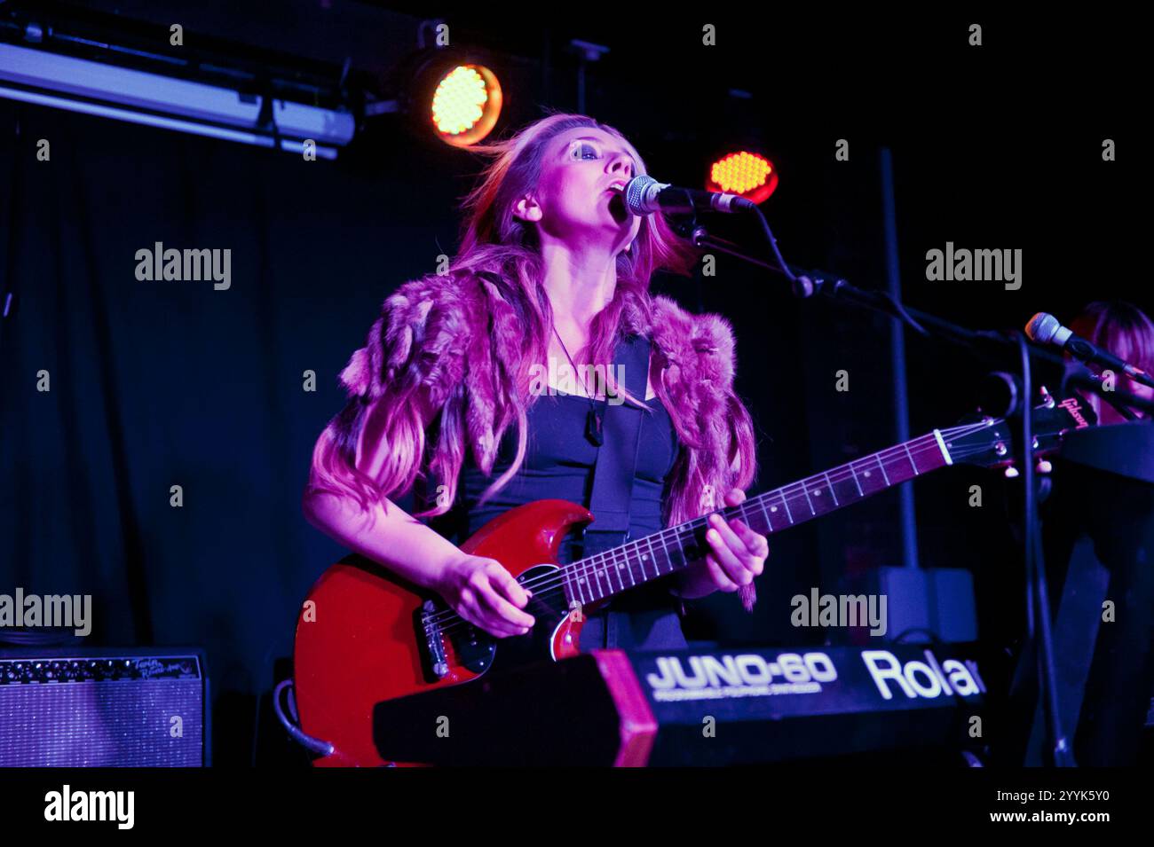 Charlotte Hatherley trat mit ihrer Band Sylver Tongue in Wolverhampton Slade Rooms auf, Juli 2012. Stockfoto