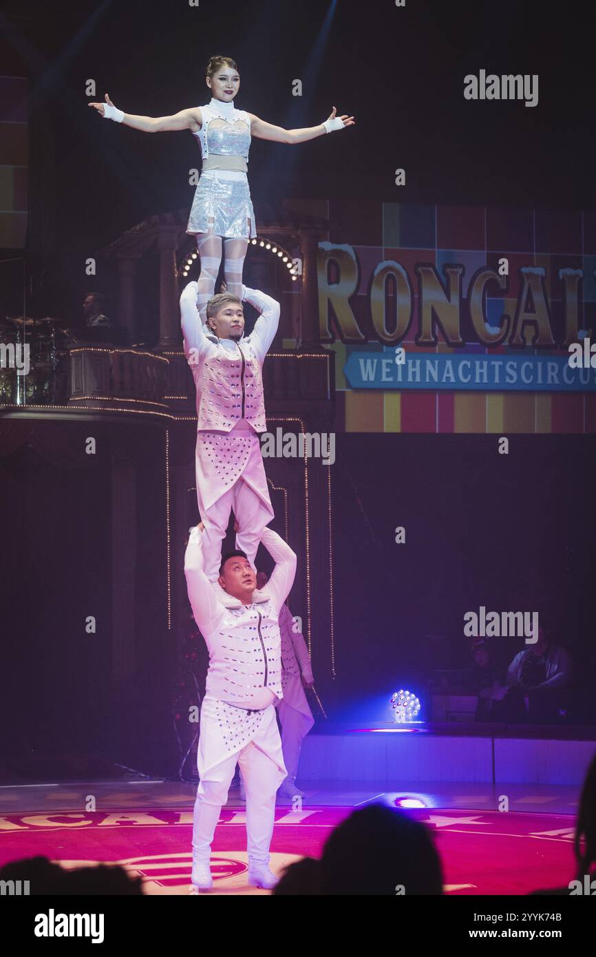 Künstler im Roncalli Christmas Circus im Berliner Tempodrom am 20. Dezember 2024 Stockfoto