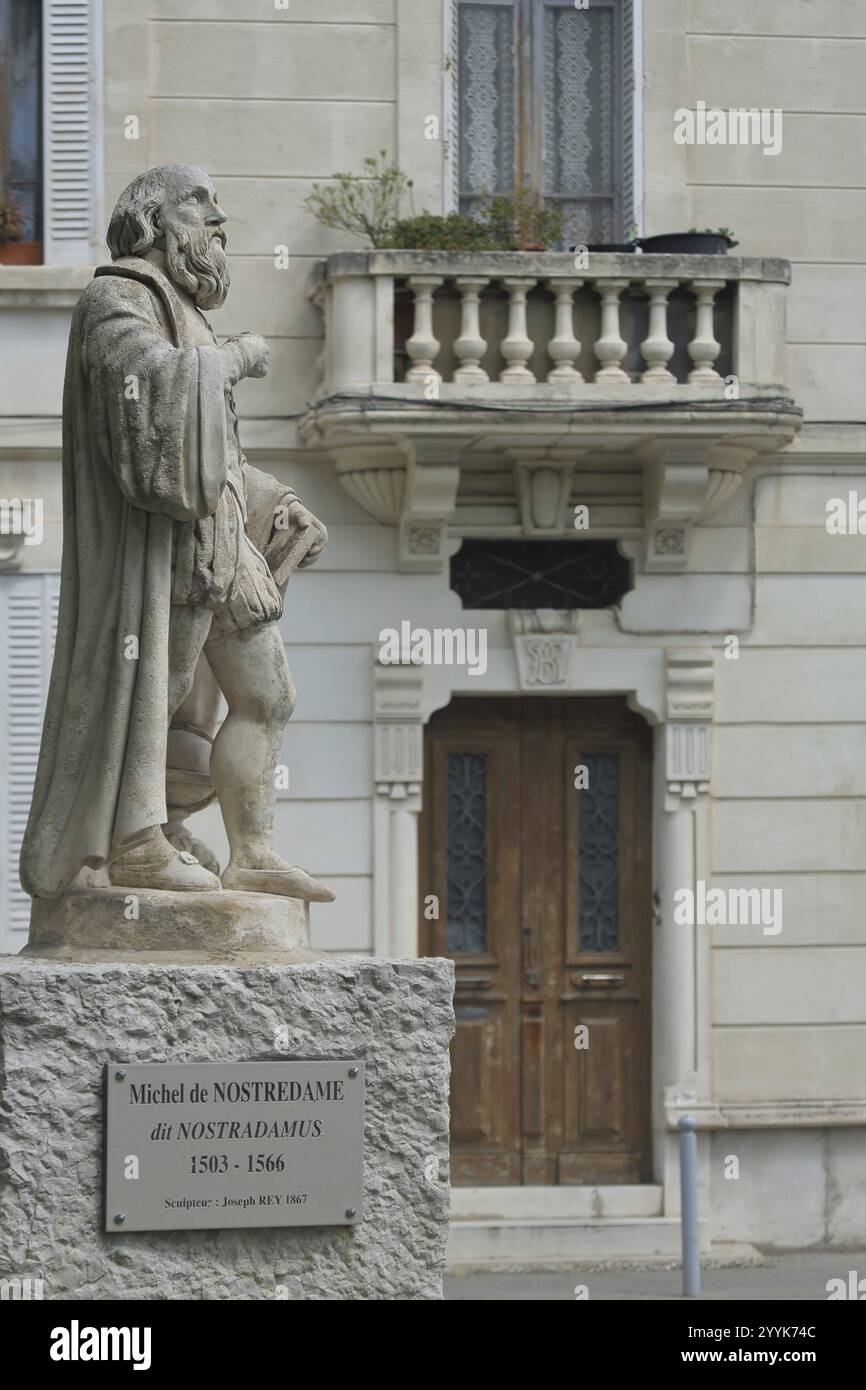 Denkmal für Michel de Nostradamus, Steinskulptur mit Inschrift, Salon-de-Provence, Bouches-du-Rhone, Provence, Frankreich, Europa Stockfoto