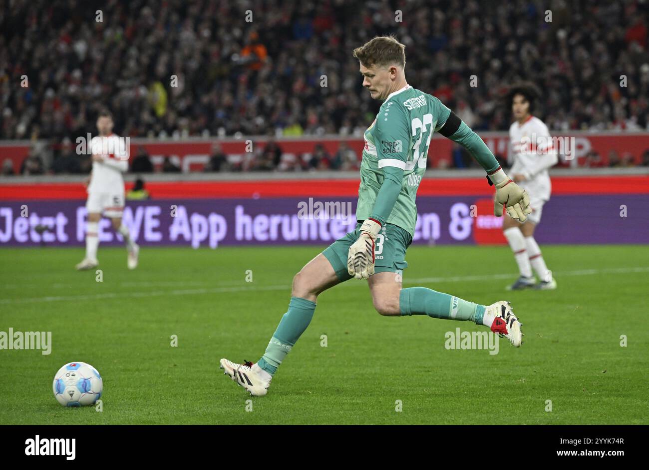 Torhüter Alexander Nuebel VfB Stuttgart (33) Action on the Ball MHPArena, MHP Arena Stuttgart, Baden-Württemberg, Deutschland, Europa Stockfoto