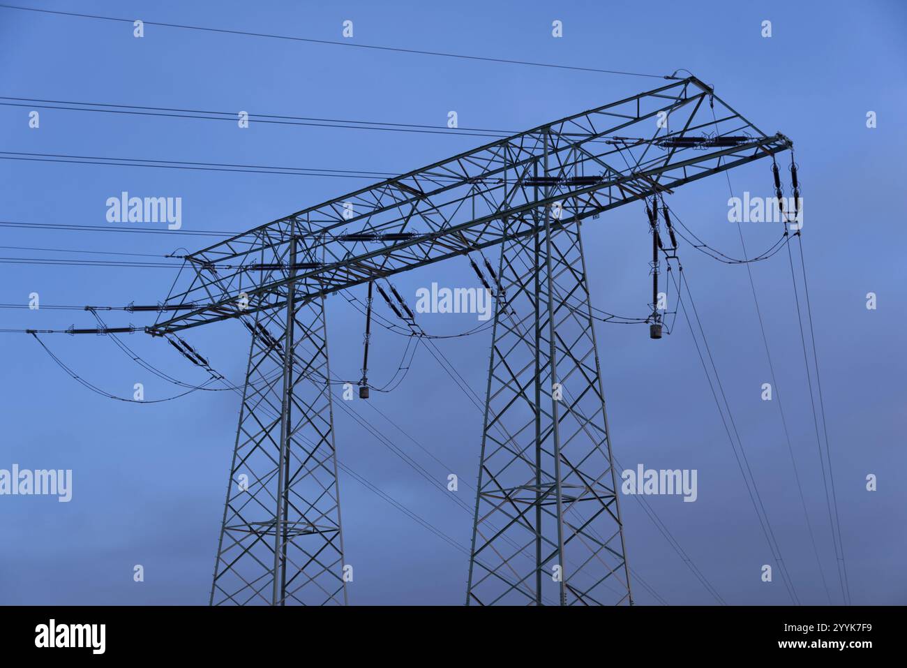 Zwei Strommasten unter klarem Himmel, verbunden durch Hochspannungsleitungen, Wolmirstedt, Sachsen-Anhalt, Deutschland, Europa Stockfoto