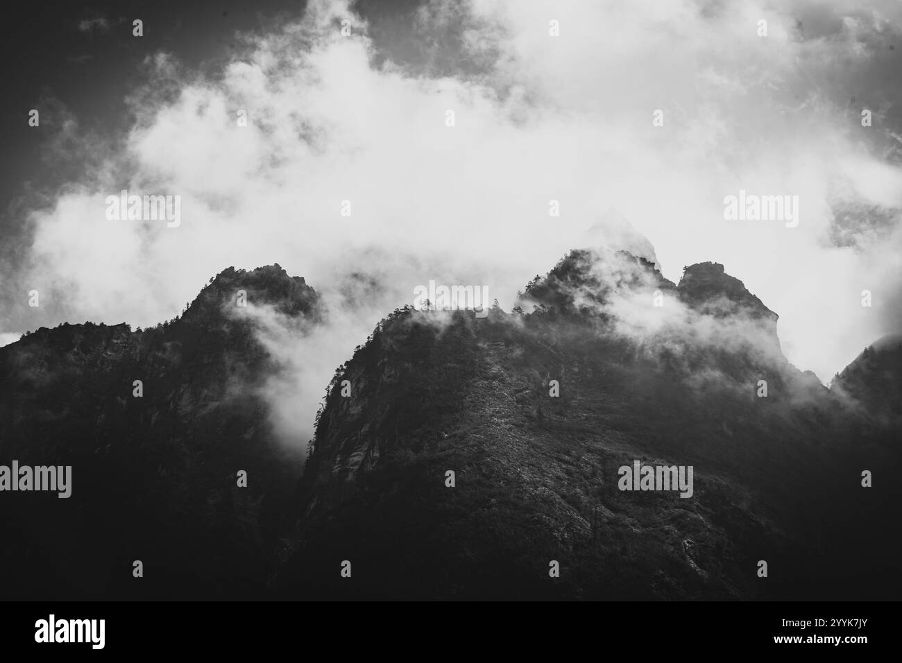 Bewölkte und nebelige Berggipfel des Himalaya Stockfoto