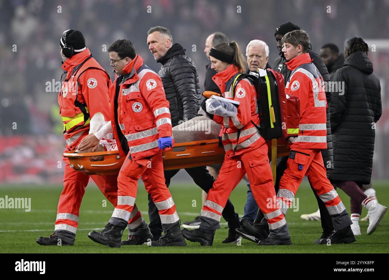 Sanitäter tragen Benjamin Henrichs RasenBallsport Leipzig RBL (39) verletzte Verletzung Achillessehnenruptur aus dem Spielfeld, Stretcher, Schmerzen, Hände in fr Stockfoto