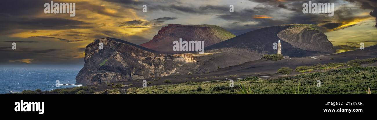 Panorama Küstenlandschaft mit Leuchtturm Azoren Insel Faial Stockfoto