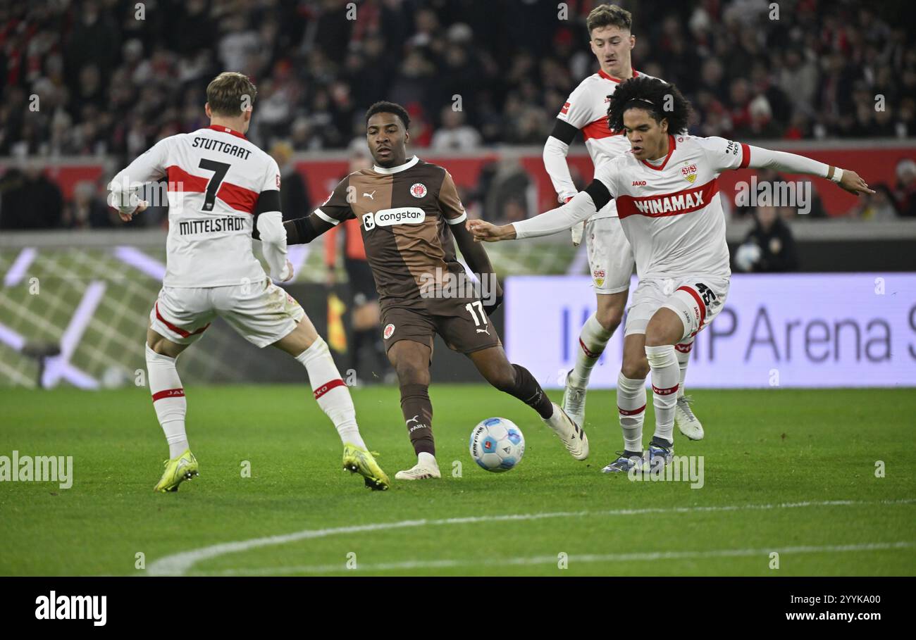 Duell, Aktion Oladapo Afolayan FC St. Pauli (17) gegen Maximilian Mittelstaedt VfB Stuttgart (07) Angelo Stiller VfB Stuttgart (06) Anrie Chase VfB S Stockfoto