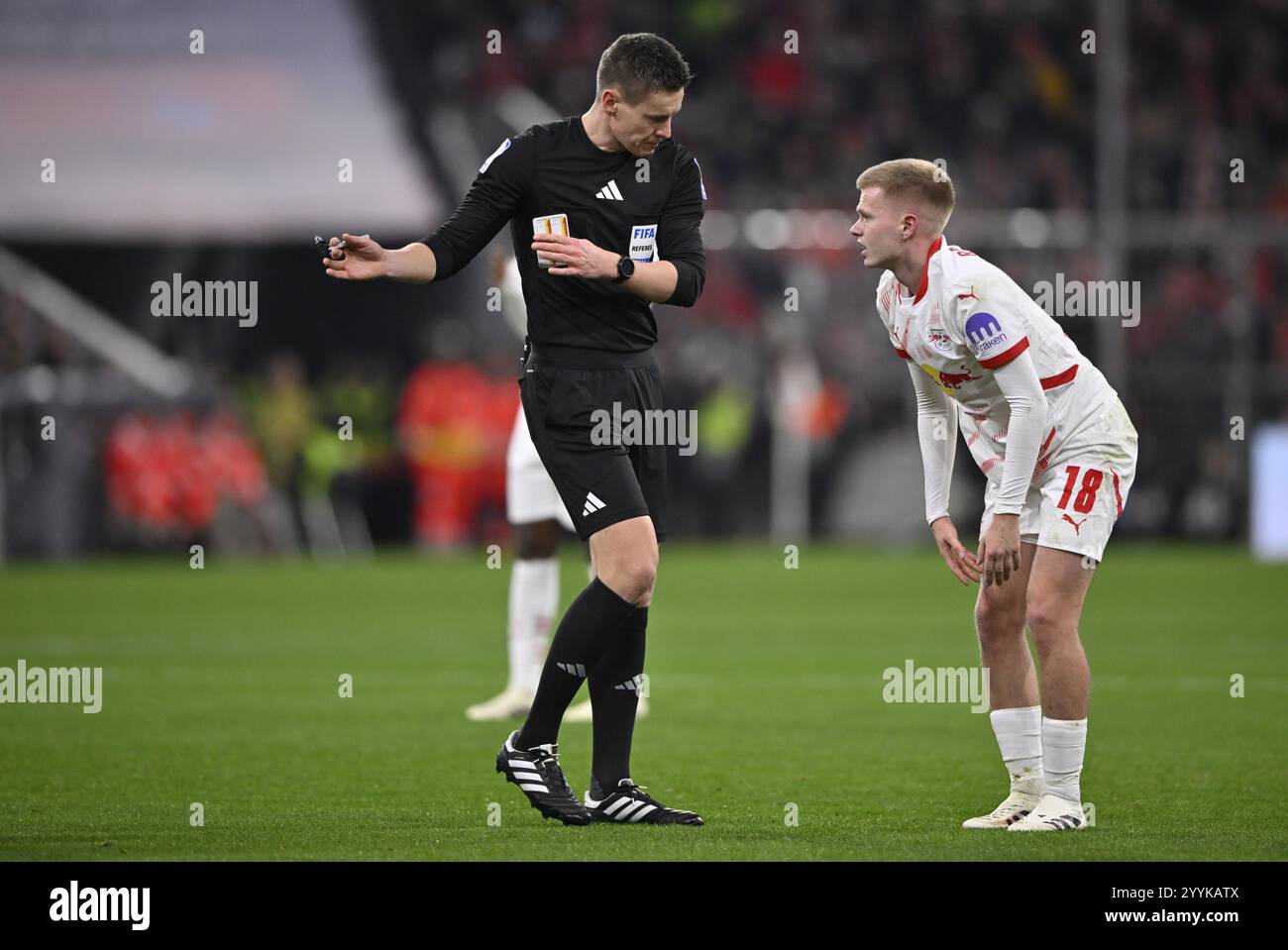 Schiedsrichter Daniel Siebert Gesten bittet Arthur Vermeeren RasenBallsport RB Leipzig RBL (18) verletzte Verletzung, die PitchAllianz Aren zu verlassen Stockfoto