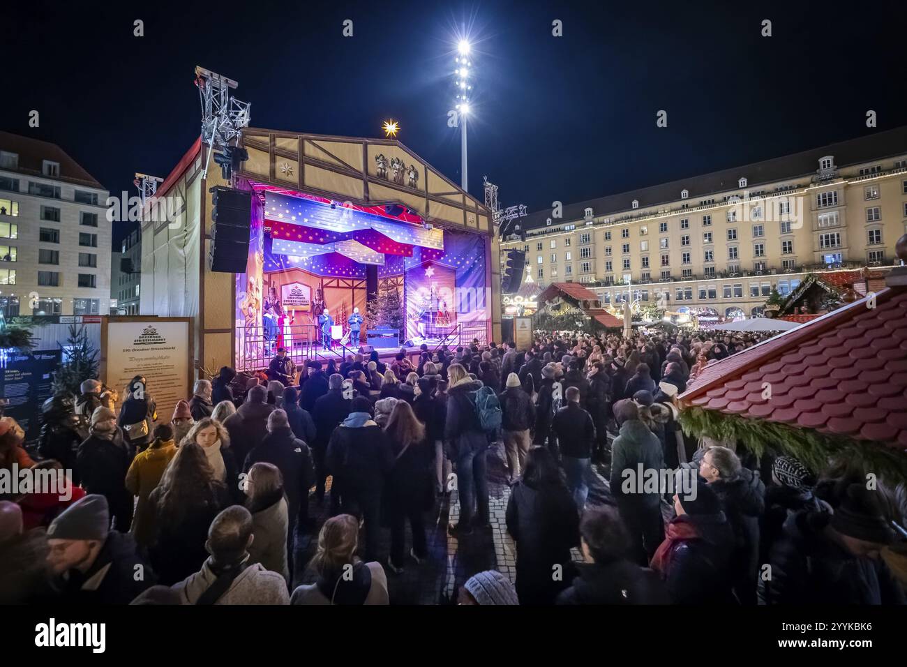 Der Dresdner Striezelmarkt ist ein Dresdner Weihnachtsmarkt. Er wird seit 1434 im Advent, meist am Altmarkt, abgehalten und zieht eine Asche an Stockfoto