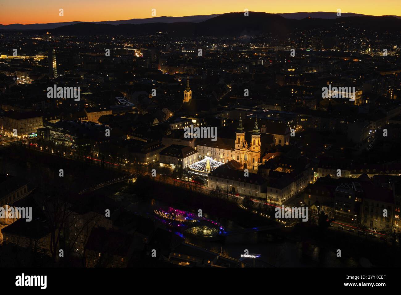 Abendliche Atmosphäre, Blick vom Schlossberg auf die beleuchtete Murinsel und die Mariahilferkirche, Altstadt von Graz, Steiermark, Österreich, Europa Stockfoto