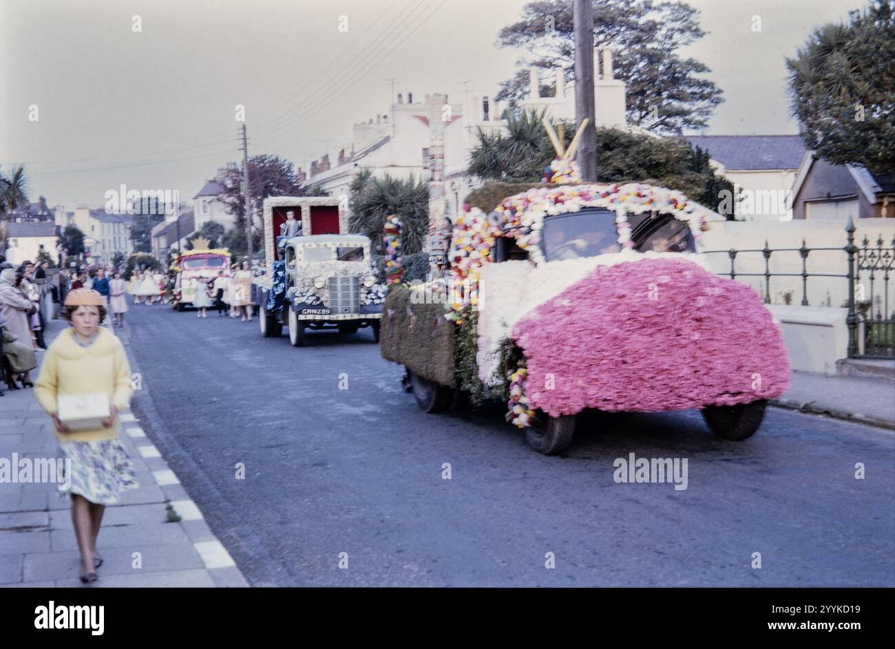 Historisches Foto einer Parade mit Lastwagenwagen in den 1960er Jahren, möglicherweise in Devon, England, Großbritannien Stockfoto