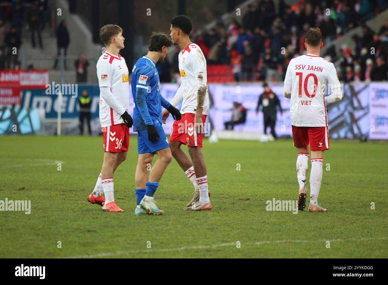 Guille Bueno (Darmstadt 1898 e.V., 3), Christian Viet (SSV Jahn Regensburg, 10), Noah Ganaus (SSV Jahn Regensburg, 20), GER, SSV Jahn Regensburg vs. SV Darmstadt 98, Fussball, 2.Bundesliga, 17. Spieltag, Spielzeit 2024, 22.12.2024 (DFB DFL-Vorschriften verbieten jede Verwendung von Fotografien als Bildsequenzen und/oder Quasi-Video) Foto: Eibner-Pressefoto/Annika Graf Stockfoto