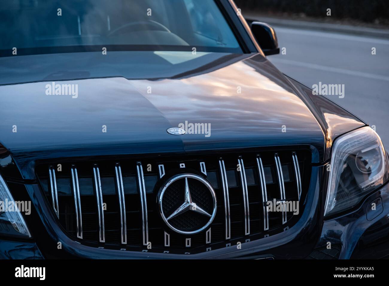 Schließen Sie das Mercedes Benz Logo und den Kühlergrill. Vorderansicht. Konzept für den Mercedes Benz Car Market Sales Report. Mersedes-Benz Logo auf dem Oldtimer. St Stockfoto